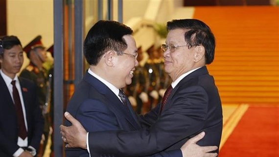 Председатель НС Выонг Динь Хюэ встретился с генеральным секретарем ЦК НРПЛ, президентом Лаоса