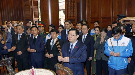 Председатель НС Выонг Динь Хюэ почтил память президента Хо Ши Мина, военных мучеников в Нгеане