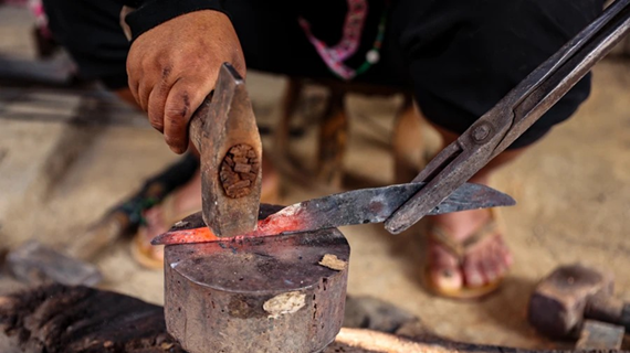 Представители народности хмонг сохраняют традиционное кузнечное дело