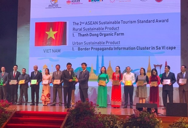 Вьетнам получил больше туристических наград на туристическом форуме АСЕАН hinh anh 1