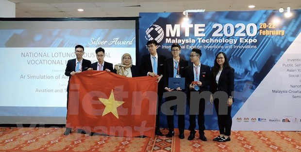 Вьетнамские школьники завоевали серебряную медаль за изобретения и инновации в Малаизии hinh anh 2