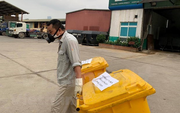 Эпидемия COVID-19: закрытая обработка отходов ради безопасности hinh anh 3