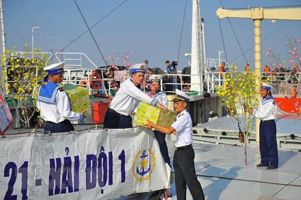 Рабочая делегация ВМФ второго раиона посещает буровые установки DK1 и остров Кондао накануне Тэта hinh anh 5