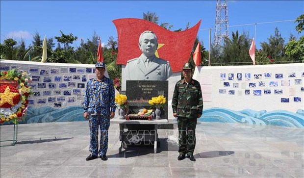 Статуя генерала Во Нгуен Зиапа на архипелаге Чыонгша hinh anh 1