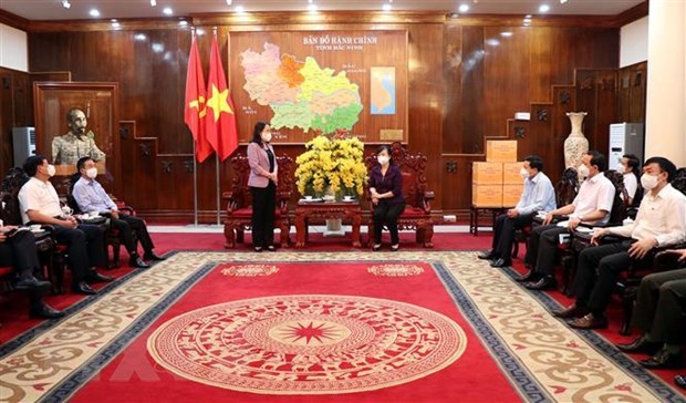 Вице-президент страны Во Тхи Ань Суан воодушевила жителеи Бакжанга и Бакниня в борьбе с COVID-19 hinh anh 2