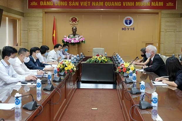 Дипломатическии сектор с миссиеи доставить вакцину COVID-19 во Вьетнам hinh anh 1