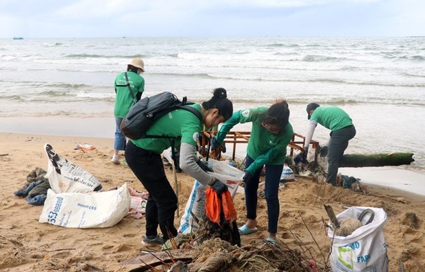 Вьетнам готов участвовать в инициативе по сокращению пластиковых отходов в океане hinh anh 2