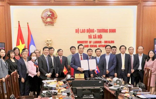 Вьетнам и Лаос подписали соглашение о сотрудничестве в сфере труда и социального обеспечения hinh anh 1