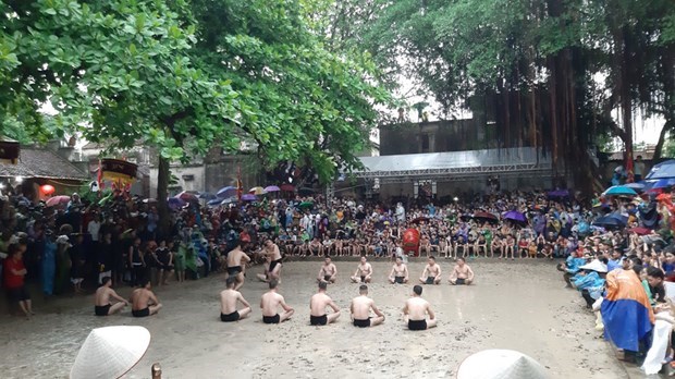 Фестиваль игры с деревянным мячом на водном поле в деревне Ван – «уникальныи» народныи фестиваль hinh anh 1