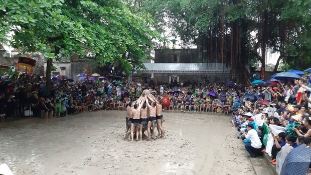 Фестиваль игры с деревянным мячом на водном поле в деревне Ван – «уникальныи» народныи фестиваль hinh anh 2