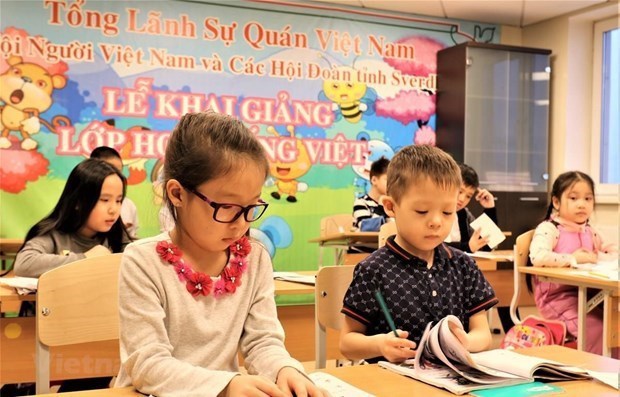 Воспитывать любовь к вьетнамскому языку у молодого поколения зарубежных вьетнамцев hinh anh 1