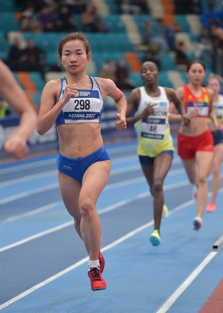 Спортсменка Нгуен Тхи Оань завоевала титул чемпионки Азии в закрытых помещениях на дистанции 1500 метров hinh anh 1