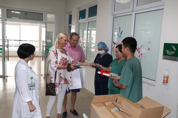 Два гражданина Великобритании, вылечившиеся от COVID-19, вернулись во Вьетнам, чтобы отблагодарить медиков hinh anh 1