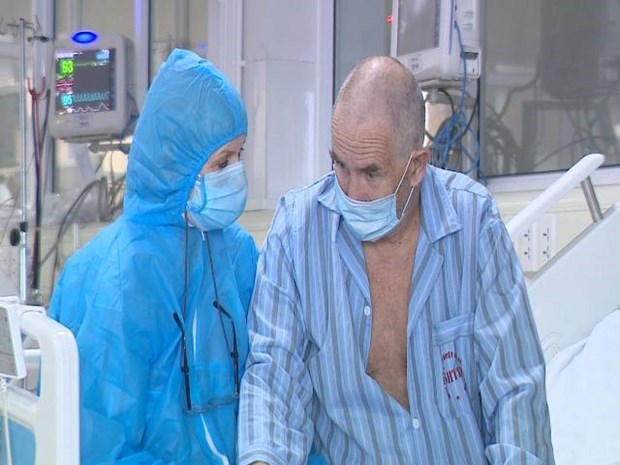 Два гражданина Великобритании, вылечившиеся от COVID-19, вернулись во Вьетнам, чтобы отблагодарить медиков hinh anh 3