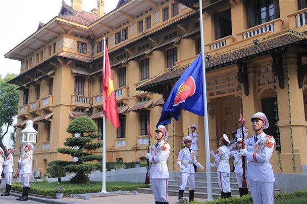 В Ханое прошла торжественная церемония поднятия флага АСЕАН hinh anh 1
