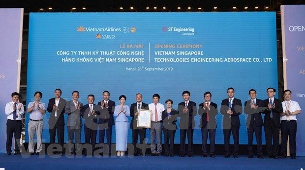Вьетнам сотрудничает с Сингапуром в сфере обслуживания и ремонта самолетов hinh anh 1