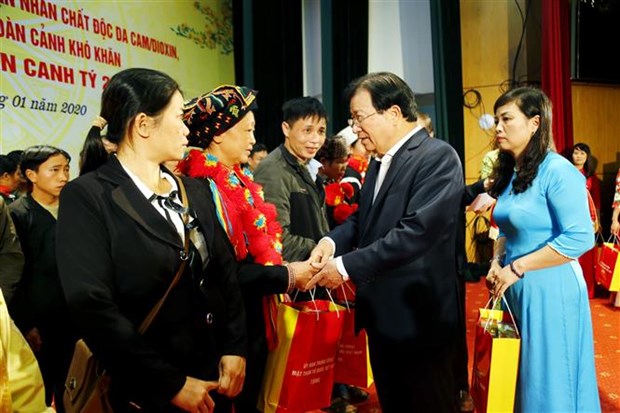 Вице-премьер-министр Чинь Динь Зунг посетил, вручил подарки в провинции Туенкуанг hinh anh 1