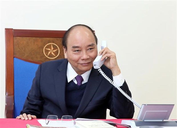 Премьер-министр Нгуен Суан Фук провел телефонные переговоры с президентом Индонезии hinh anh 1