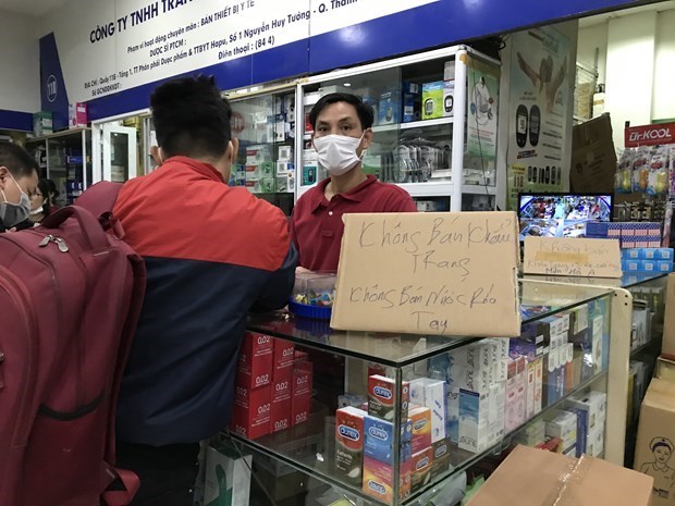 Острая респираторная инфекция: Оштрафовано 2.700 продавцов, взвинтивших цены на маски hinh anh 1