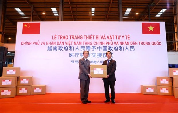 Вьетнам подарил Китаю медицинское оборудование на сумму 500 000 долларов США hinh anh 1
