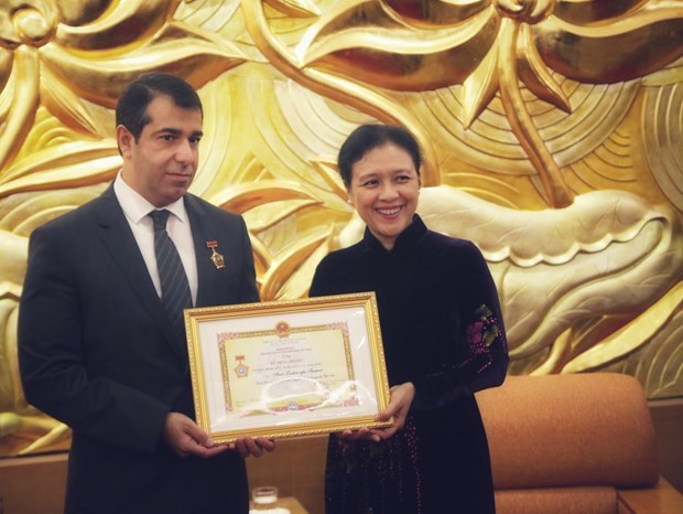 VUFO наградило посла Азербаиджана за развитие связеи между Вьетнамом и Азербаиджаном hinh anh 1