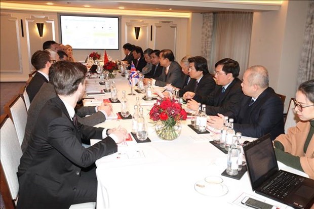 Вьетнам стремится укреплять экономическое сотрудничество с Великобританиеи и Индиеи hinh anh 1