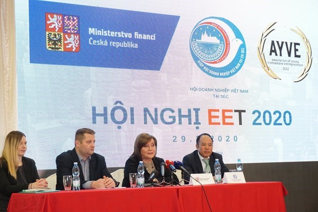 Заместитель премьер-министра Чехии восхищена законопослушностью вьетнамских компании hinh anh 1