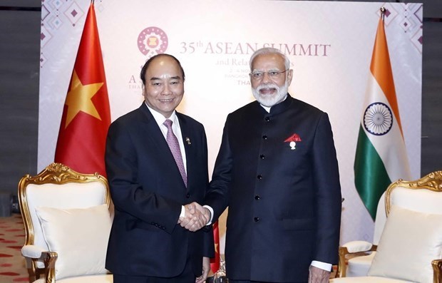 Премьер-министр Нгуен Суан Фук провел телефонные переговоры с премьер-министром Индии hinh anh 1