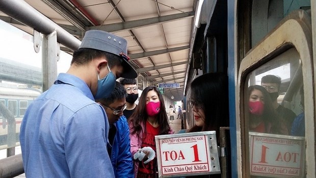 Вьетнамские железные дороги предлагает увеличить количество пассажирских поездов по маршруту Ханои-Хошимин hinh anh 1