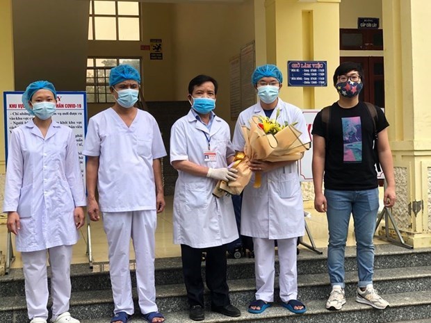 Еще 5 пациентов с COVID-19 во Вьетнаме полностью выздоровели hinh anh 1