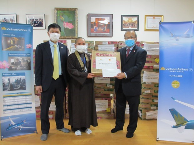 Посольство в Японии поддерживает вьетнамских граждан, пострадавших от COVID-19 hinh anh 1