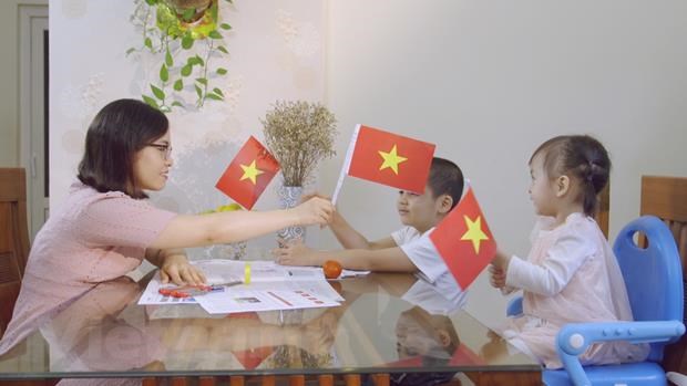 45-летие освобождения Юга и воссоединения страны: Вьетнамскии флаг своими руками hinh anh 1