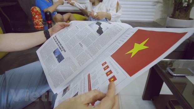 45-летие освобождения Юга и воссоединения страны: Вьетнамскии флаг своими руками hinh anh 2