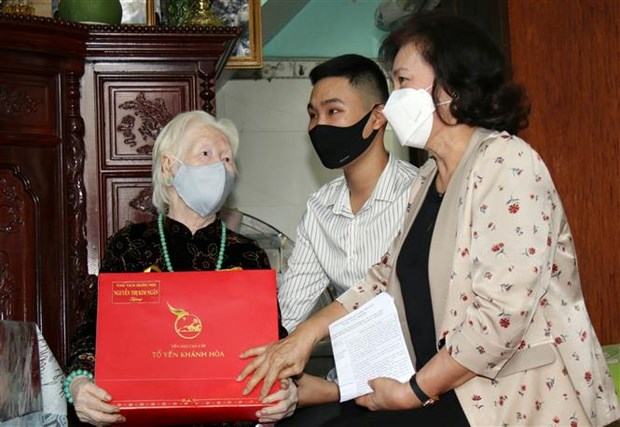 Председатель НС нанесла визит вьетнамским матерям-героиням в городе Хошимин hinh anh 1