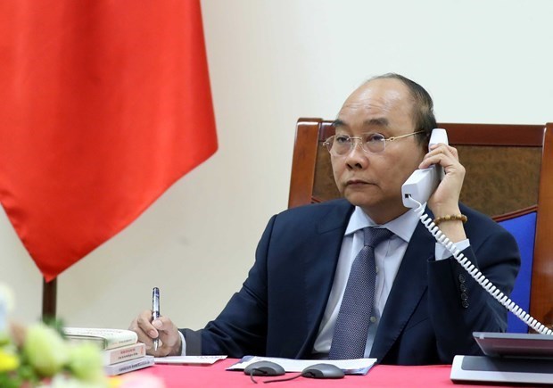 Премьер-министр Нгуен Суан Фук провел телефонные переговоры со своим японским коллегои hinh anh 1