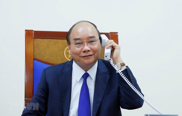 Премьер-министр Нгуен Суан Фук провел телефонные переговоры с президентом США Дональдом Трампом hinh anh 1