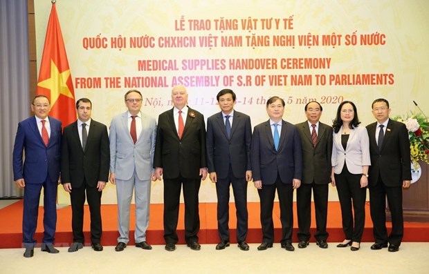 Вьетнамское НС подарит медикаменты иностранным парламентам hinh anh 1