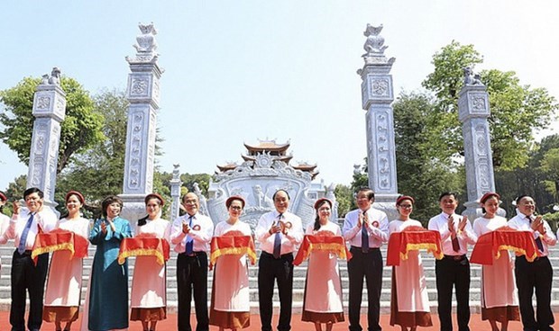Премьер-министр перерезал ленточку на церемонии открытия храма, посвященного предкам президента Хо hinh anh 1