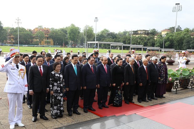Руководители партии и правительства отдали дань уважения президенту Хо Ши Мину hinh anh 1