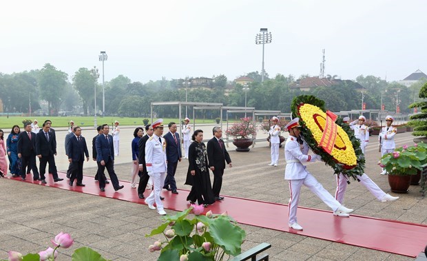 Депутаты Национального собрания почтили память президента Хо Ши Мина hinh anh 1