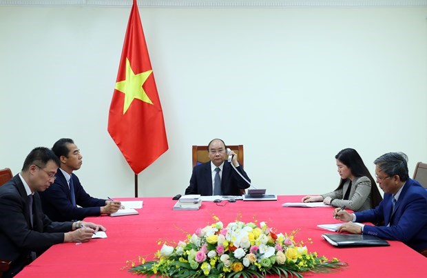 Премьер-министры Вьетнама и Франции обсуждают борьбу с COVID-19 и развитие сотрудничества hinh anh 1