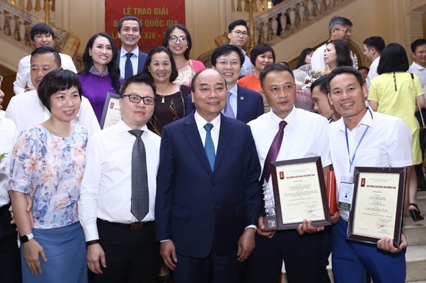 Церемония награждения лауреатов “Национальнои премии в сфере прессы 2019” hinh anh 1