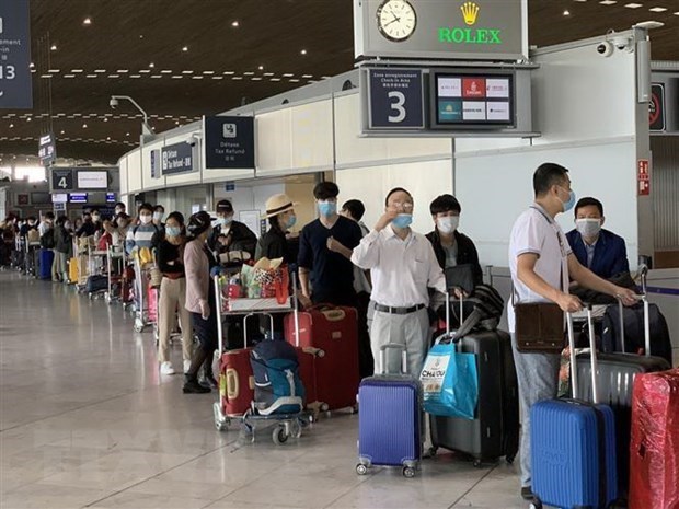 Более 280 граждан Вьетнама доставлены из Франции hinh anh 1