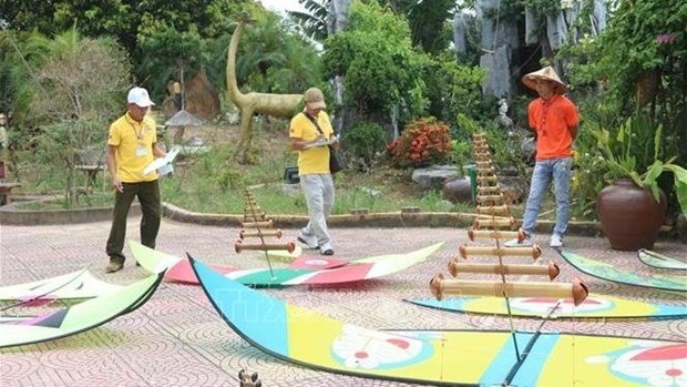 Первыи национальныи фестиваль воздушных змеев прошел в Намдине hinh anh 1