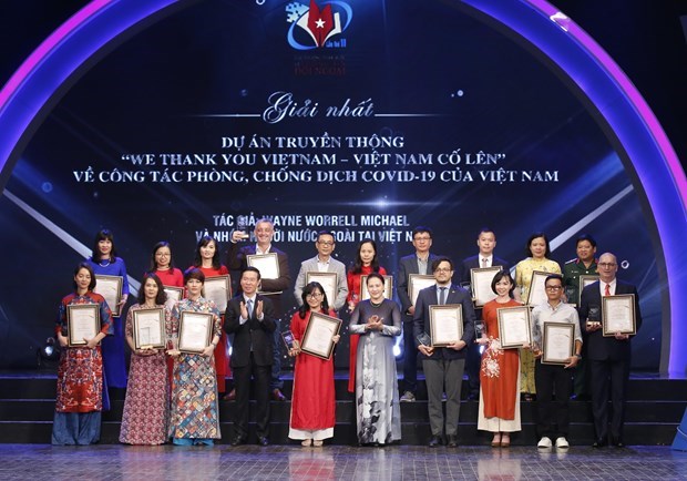 Лауреаты награждены Национальнои премиеи внешнего информирования hinh anh 1