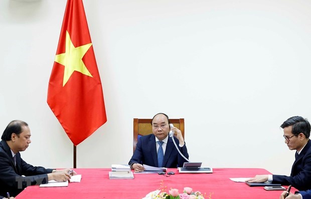 Вьетнамские и японские премьеры провели телефонные переговоры hinh anh 1