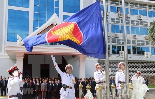 Лаос проводит церемонию поднятия флага, чтобы отметить 53-ю годовщину АСЕАН hinh anh 1
