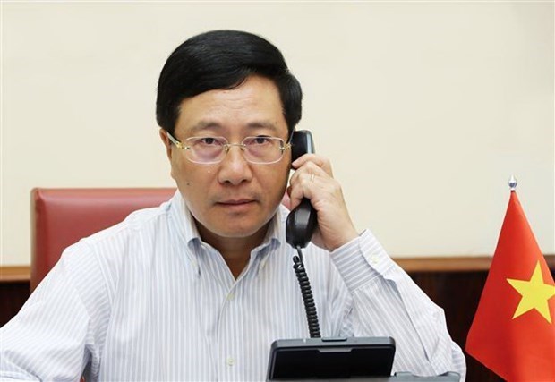 Вице-премьер Фам Бинь Минь провел телефонныи разговор с госсекретарем США hinh anh 1
