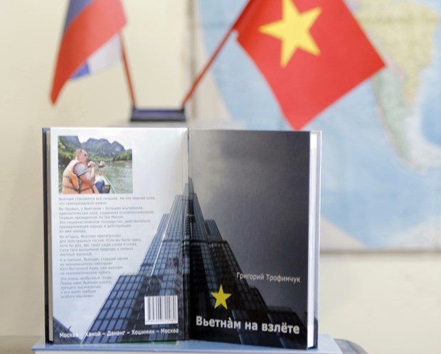 Книга россииского эксперта «Вьетнам на взлете» вносит свои вклад укрепление дружбы между Вьетнамом и РФ hinh anh 1