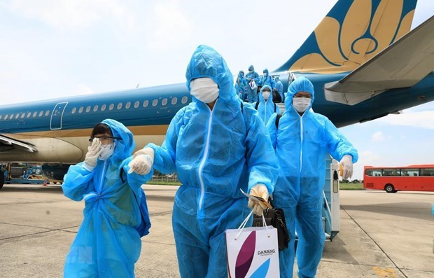 Туристы, застрявшие в Дананге после вспышки, вылетели в Ханои hinh anh 1